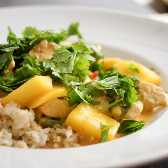 Rotes Thai Curry mit Huhn und Mango