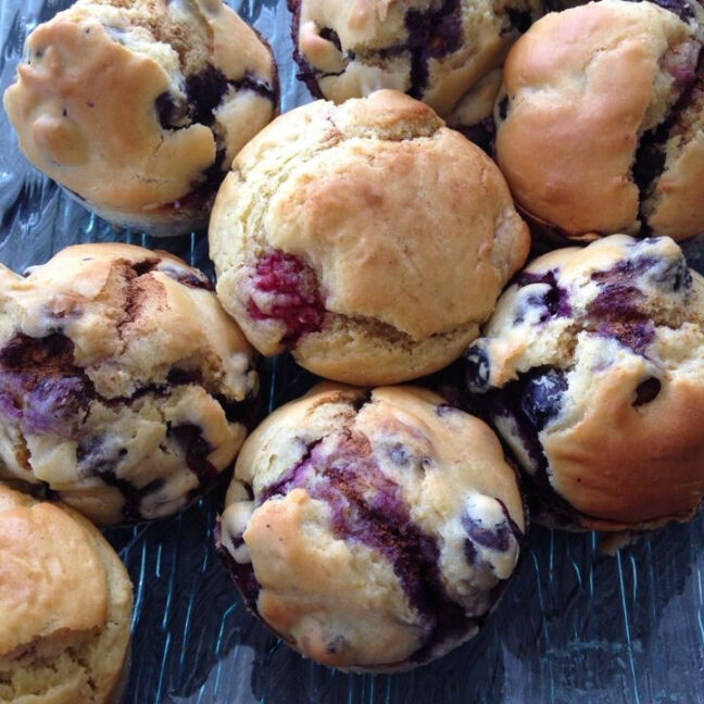 Blaubeer-Muffin, Himbeer-Muffin oder Mango-Muffin