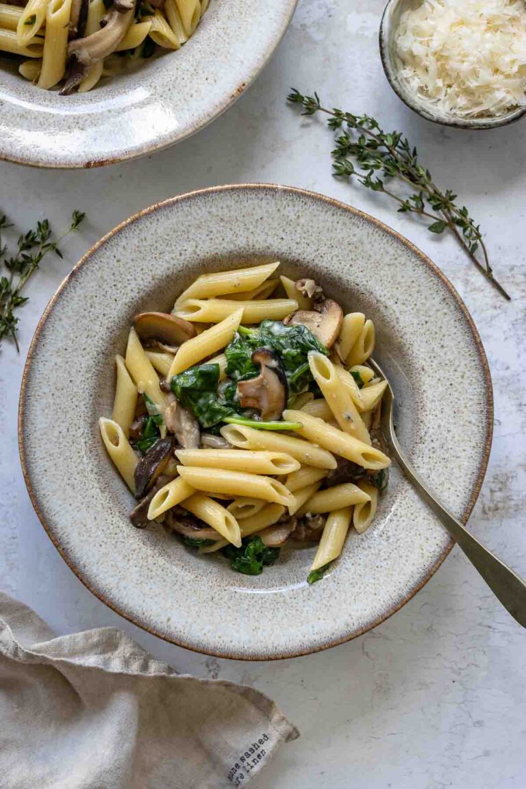 Nudeln mit Spinat und Pilzen in Gorgonzola Sauce