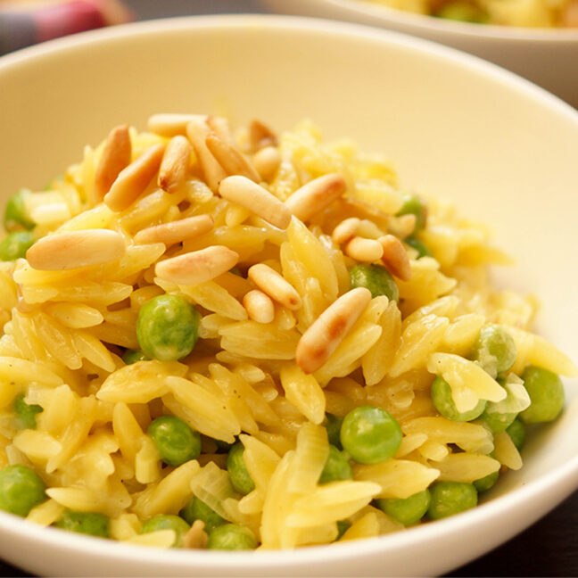 Orzo Risotto (Risoni-Risotto) mit Erbsen, Parmaschinken und Pinienkernen