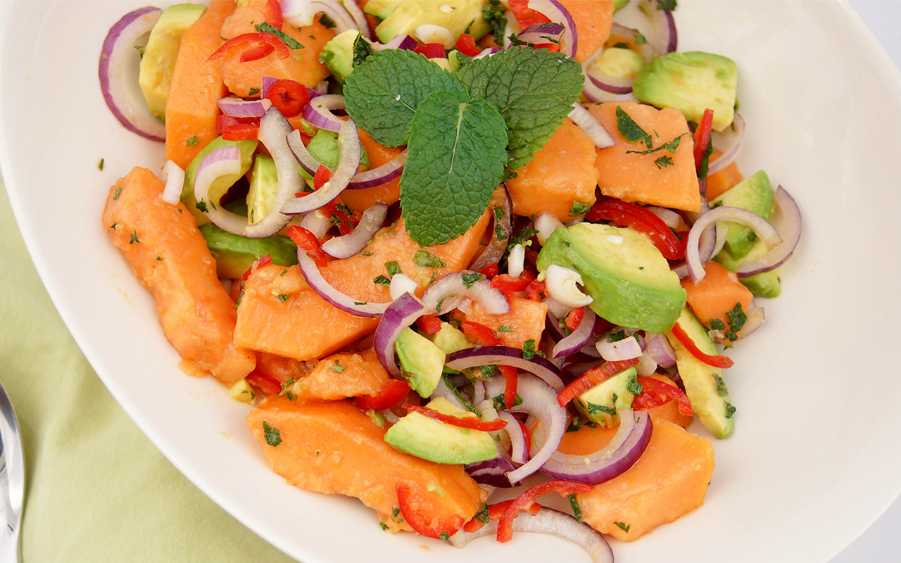 Papaya-Avocado-Salat mit Limetten-Minz-Dressing | Rezept | Elle Republic