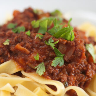 Pasta Puttanesca mit Thunfisch, Oliven, Kapern in Tomatensoße