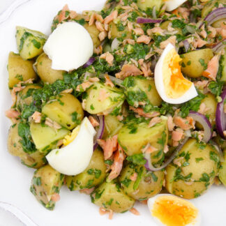 Warmer Kartoffelsalat mit geräuchertem Lachs, Eier, Spinat Pesto