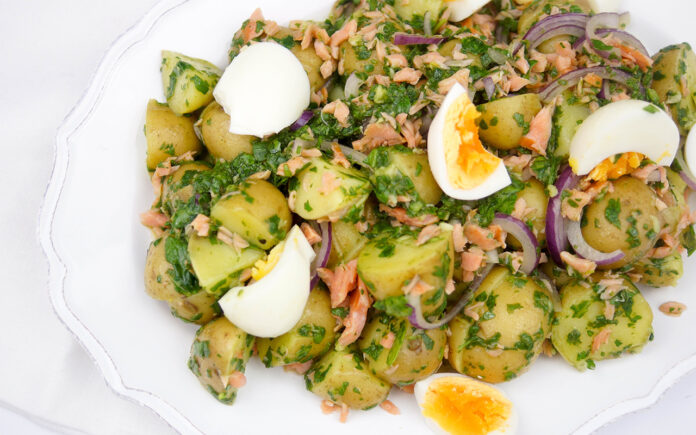 Warmer Kartoffelsalat mit geräuchertem Lachs, Eier, Spinat Pesto