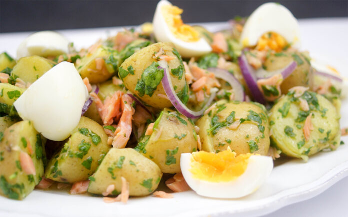 Warmer Kartoffelsalat mit Räucherlachs und Spinat | Elle Republic Warmer Kartoffelsalat mit Räucherlachs und Spinat | Elle Republic