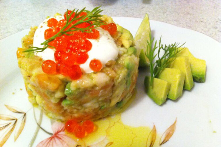 Geräucherter Lachs-Tartar mit Avocado und Garnelen