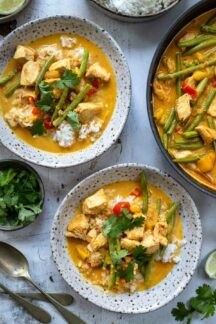 Rotes Thai Curry mit Hähnchen, grünen Bohnen und Mango Rezept mit Aromen von Kokosmilch, Ingwer, Knoblauch und Zitronengras serviert mit Jasmin Reis.