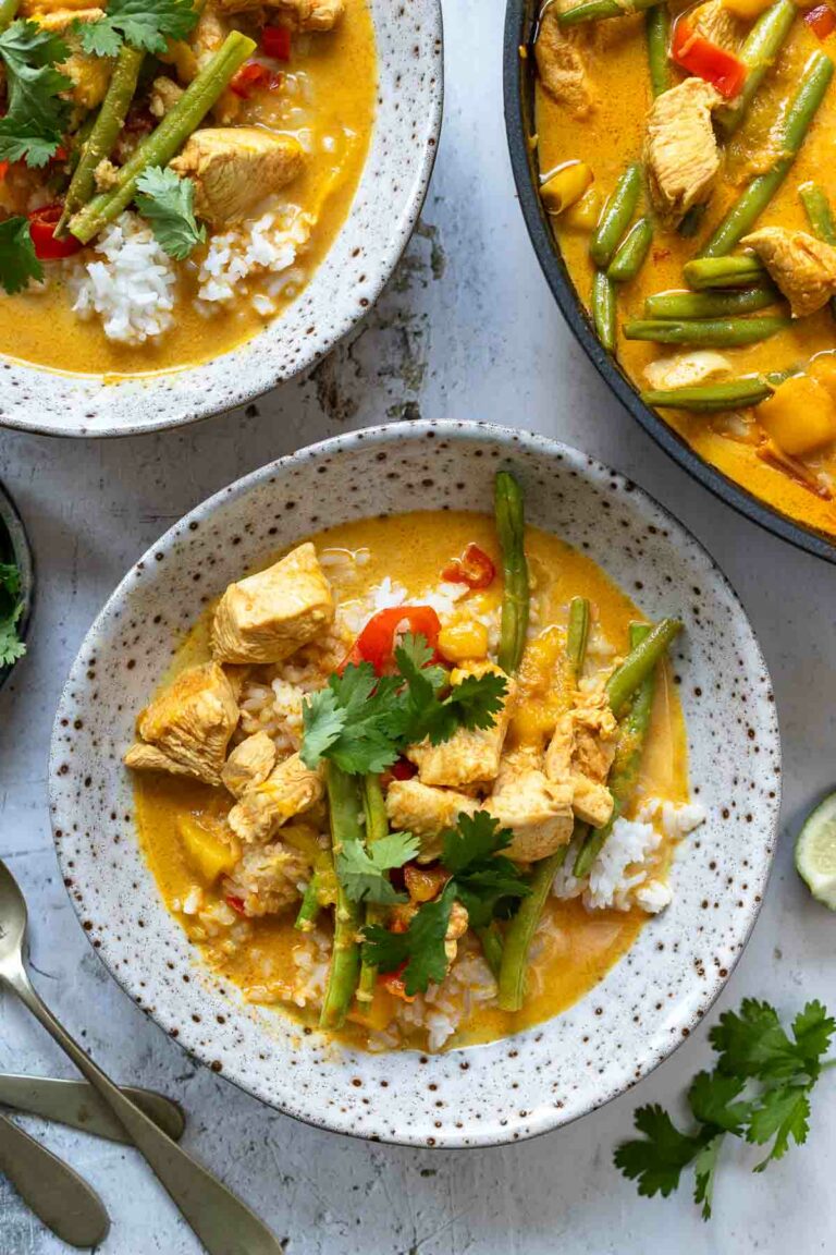 Rotes Thai Curry mit Hähnchen und Mango