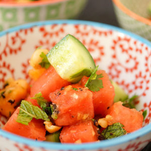 Chili-Obstsalat Fruchtsalat mit rote Chili, Minze und Koriander