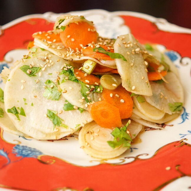 Japanischer Daikon-Rettich mit Karotten-Krautsalat