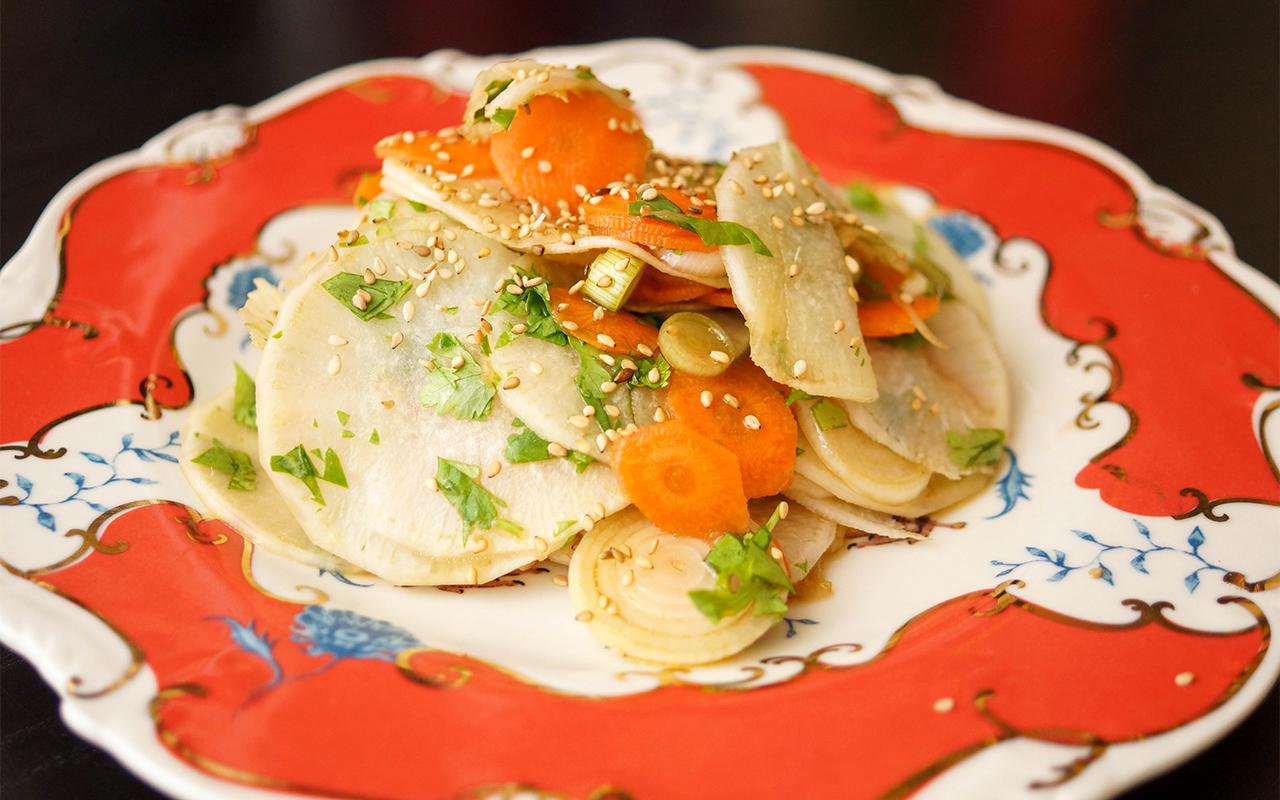 Japanischer Daikon-Rettich mit Karotten-Krautsalat