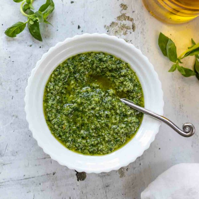 Basilikum Pesto alla Genovese Rezept aus frischem Basilikum, Knoblauch, Pinienkernen, Meersalz, bestem Olivenöl und zwei Sorten Hartkäse (Pecorino und Parmesan)