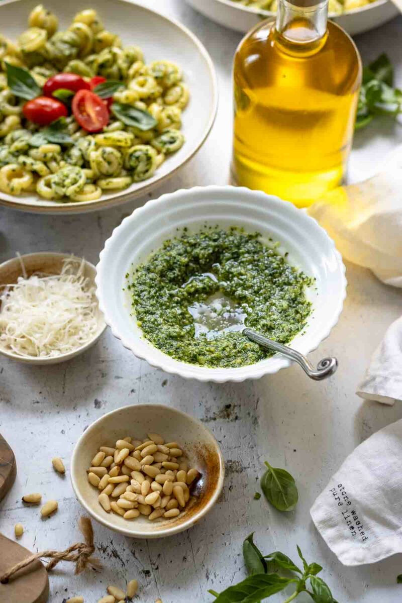 Basilikum Pesto alla Genovese Rezept aus frischem Basilikum, Knoblauch, Pinienkernen, Meersalz, bestem Olivenöl und zwei Sorten Hartkäse (Pecorino und Parmesan) mit Pasta