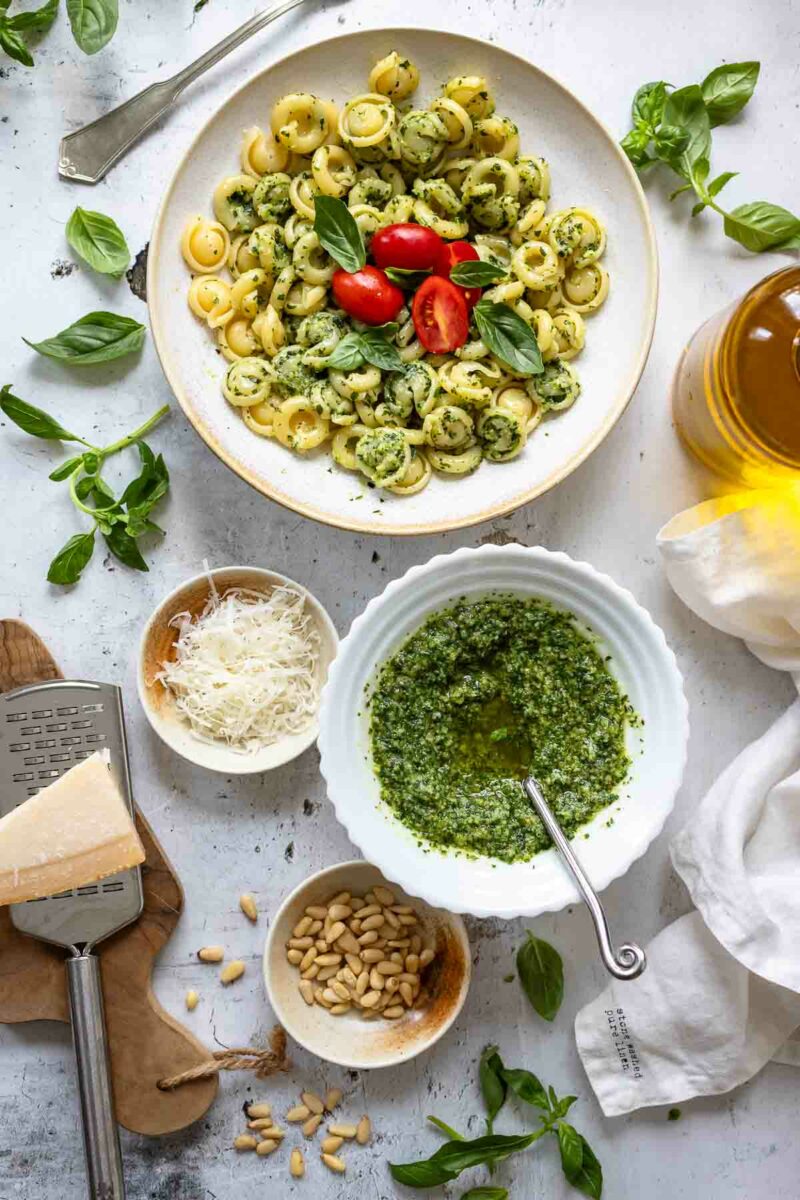 Basilikum Pesto alla Genovese Rezept aus frischem Basilikum, Knoblauch, Pinienkernen, Meersalz, bestem Olivenöl und zwei Sorten Hartkäse (Pecorino und Parmesan) mit Pasta