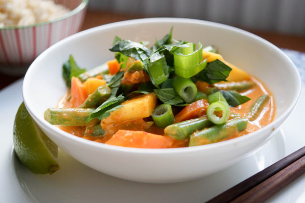 Rotes Thai Curry mit Mango und Süßkartoffeln | Rezept | Elle Republic