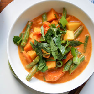 Rotes Thai Curry mit Mango und süßen Kartoffeln