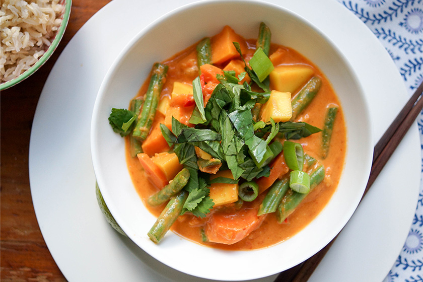 Rotes Thai Curry mit Mango und süßen Kartoffeln