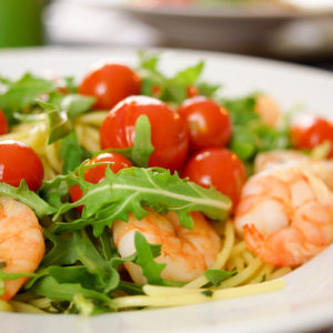 Spaghetti mit frischem Pesto, Arugula, Krabben und Cherry-Tomaten