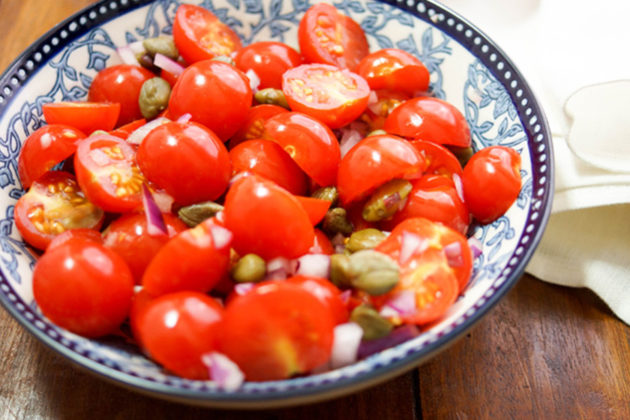 Tomatensalat mit Kapern | Schnell &amp; Einfach | Rezept | Elle Republic