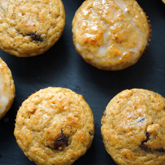 Zitronen-Buttermilch-Muffins mit dunklen Schokoladestücken