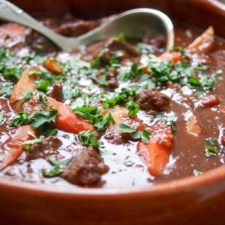 Asiatischer Rinderschmortopf (Beef Stew) mit Hoisin-Rotwein-Soße und Tomaten von Elle Republic