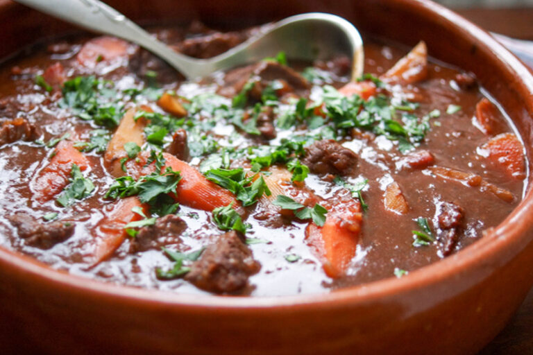 Asiatischer Rinderschmortopf mit Hoisin-Rotwein-Soße und Tomaten von Elle Republic