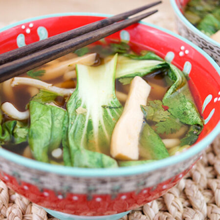 Klassische Asiatische Suppe von Elle Republic