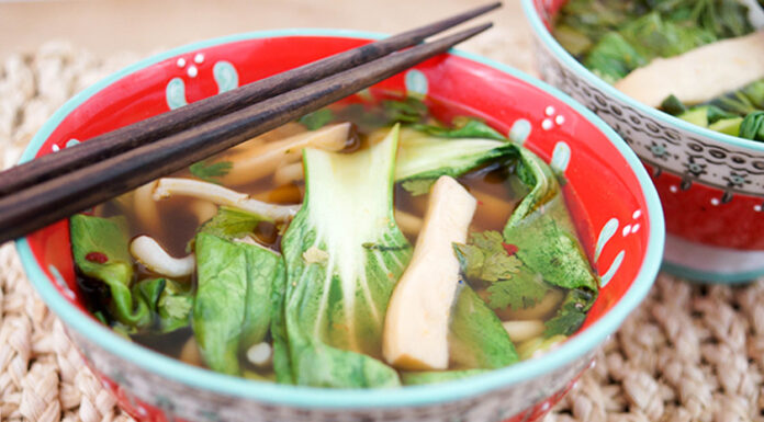 Klassische Asiatische Suppe von Elle Republic