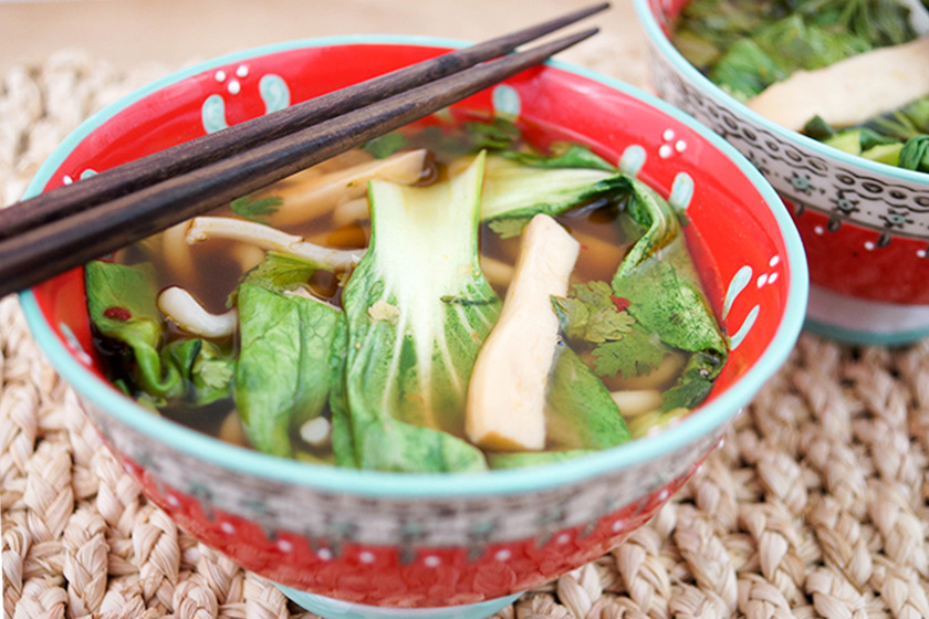 Asiatische Suppe mit Udon-Nudeln und Pak Choi | Rezept | Elle Republic