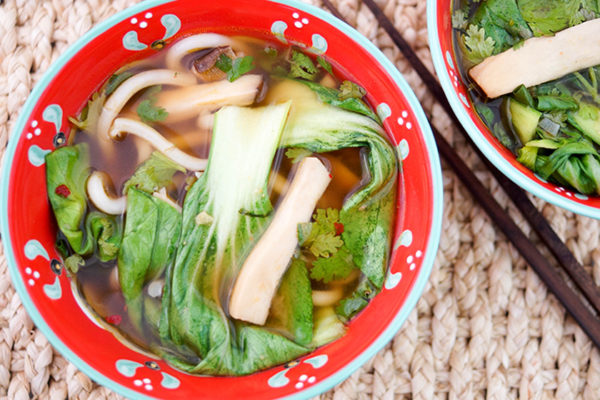 Asiatische Suppe mit Udon-Nudeln und Pak Choi | Rezept | Elle Republic