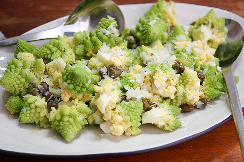 Romanesco sizilianische Art mit Kapern und Zitrone c