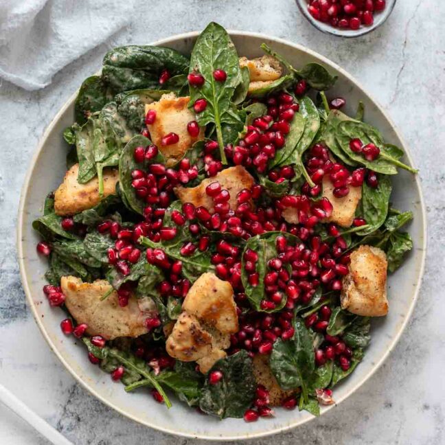 Spinat Salat mit Tahini Dressing, Pita & Granatapfelkernen Einfacher Spinatsalat mit Tahin-Dressing