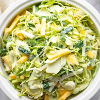 Spitzkohl Salat mit Apfel und Mango ist ein Rezept für einen amerikanischen Klassiker - den „Coleslaw“ Krautsalat