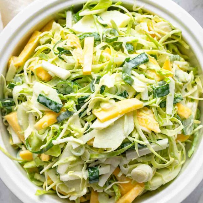 Spitzkohlsalat Rezept mit Apfel und Mango ist ein Rezept für einen amerikanischen Klassiker - den „Coleslaw“ Krautsalat