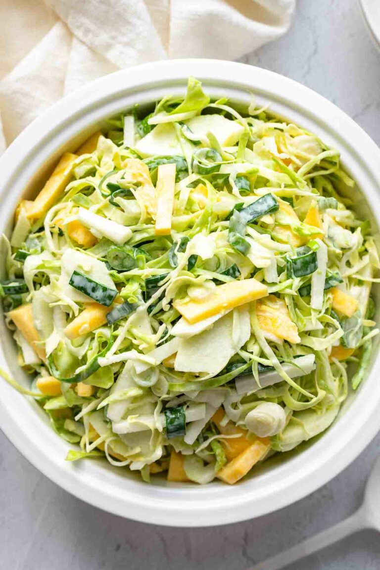 Spitzkohl Salat mit Apfel und Mango ist ein Rezept für einen amerikanischen Klassiker - den „Coleslaw“ Krautsalat