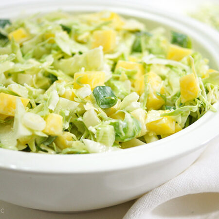 Spitzkohl Salat mit Apfel und Mango ist ein Rezept für einen amerikanischen Klassiker - den „Coleslaw“ Krautsalat