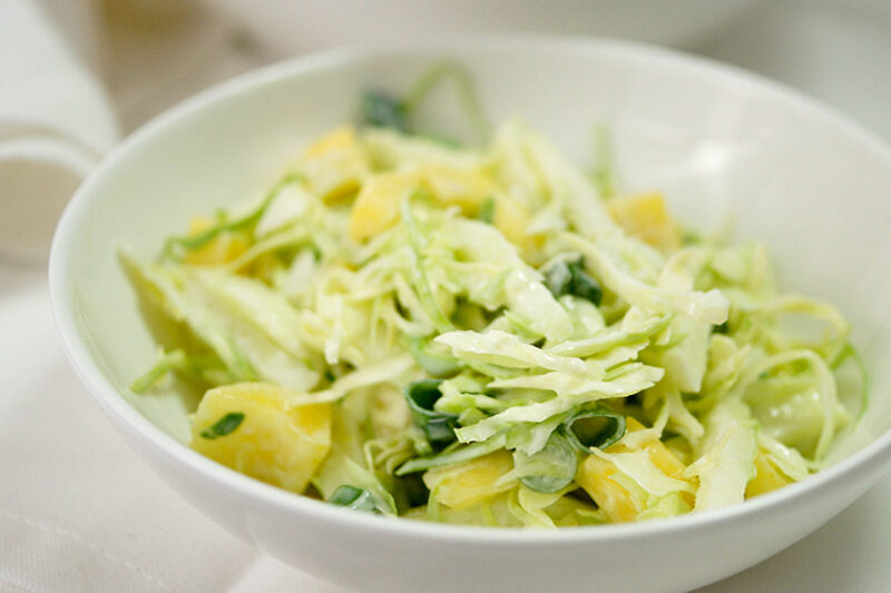 Spitzkohl-Salat mit Apfel und Mango von Elle Republic