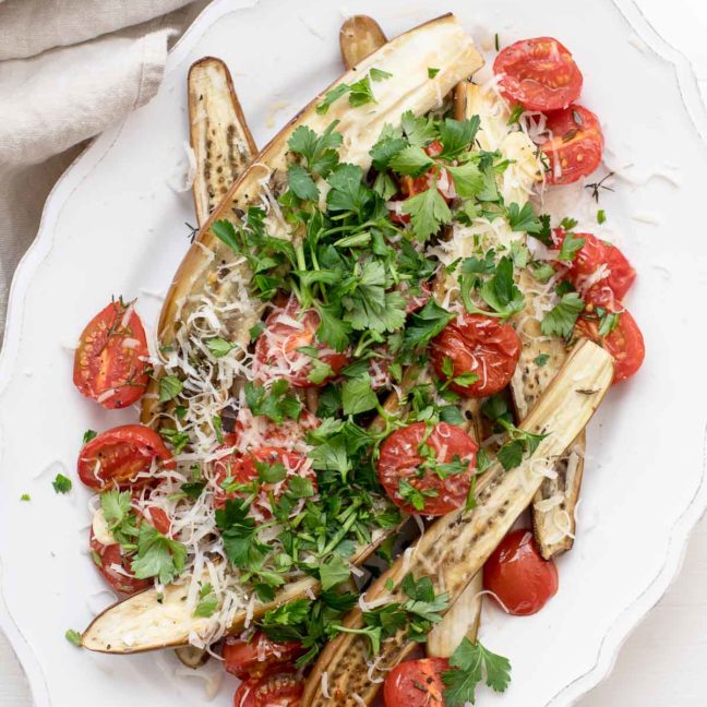 Mini-Auberginen mit Cherry-Tomaten, Parmesan & Peterselie, Japanische Aubergine gebacken