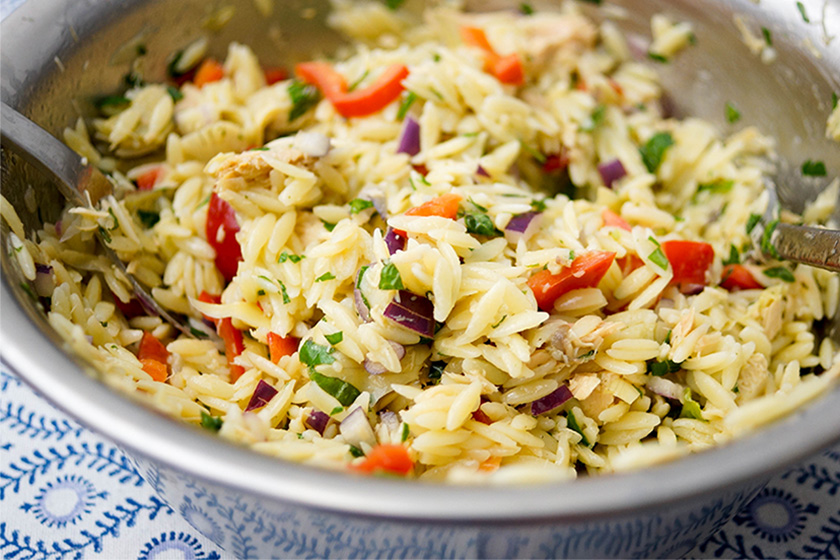 Orzo mit Thunfisch, Artischocken, Petersilie und Minze von Elle Republic