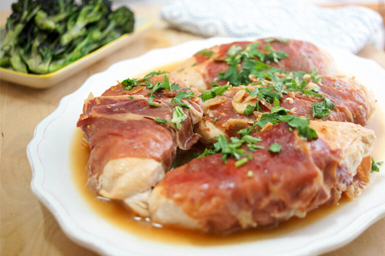 Putenbrust in Parmaschinken eingepackt mit Zitrone und Salbei, Prosciutto Wrapped Chicken Breasts