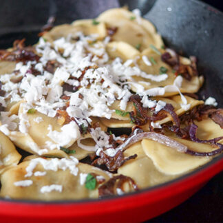 Ravioli mit karamelisierten Zwiebeln und Feta