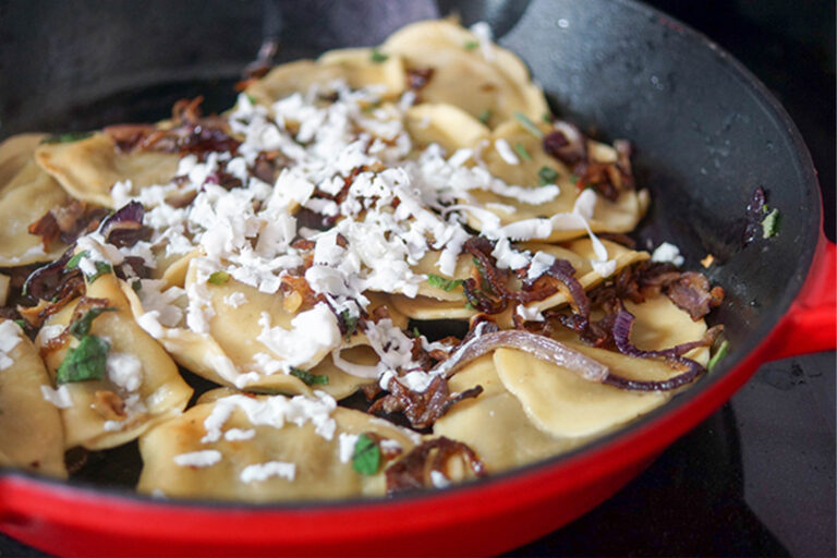 Ravioli mit karamelisierten Zwiebeln und Feta