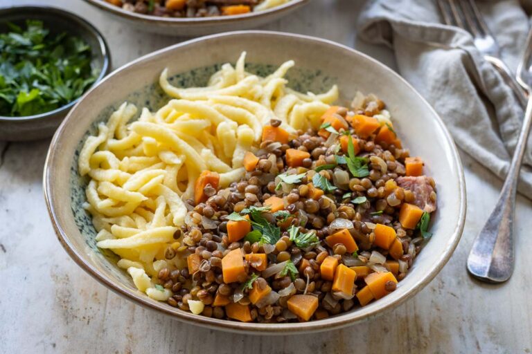Schwäbische Linsen mit Spätzle | Rezept | Elle Republic Schwäbische Linsen mit Spätzle | Rezept | Elle Republic