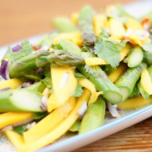 Spargelsalat mit Mango von Elle Republic