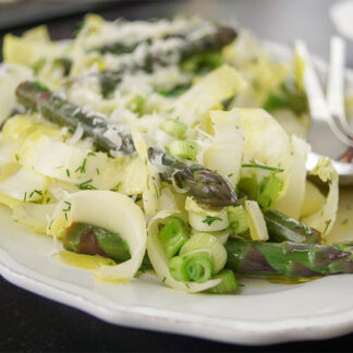 Violetter Spargel mit Zitronen-Dill-Dressing von Elle Republic