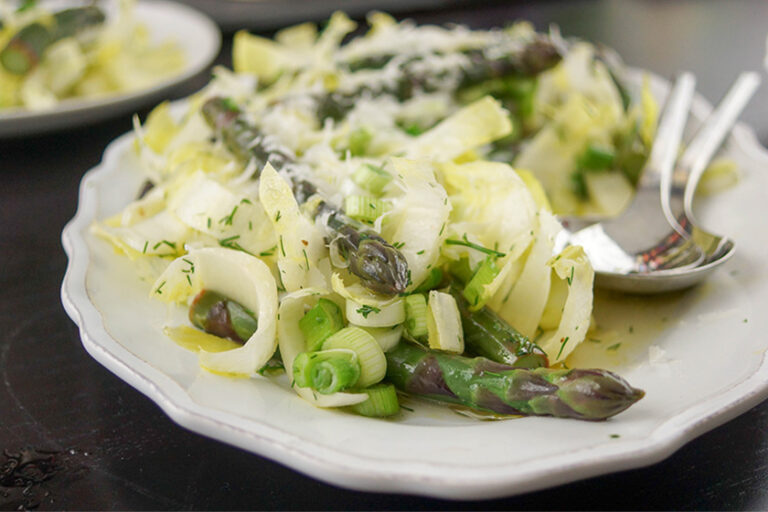 Violetter Spargel mit ZitronenDillDressing Rezept Elle Republic