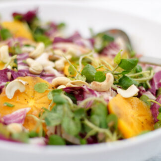 Kaki Persimmon und Brunnenkresse-Salat mit Rhabarber-Ingwer-Dressing
