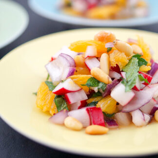 Radieschensalat mit Orange, Minze und Pinienkernen