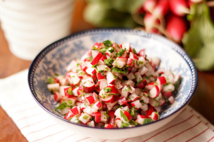 Radieschen-Salat mit Petersilie von Elle Republic