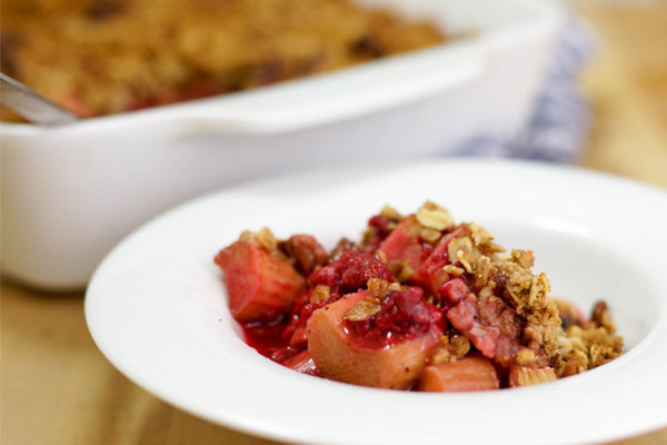 Himbeer-Rhabarber Crisp mit Ahornsirup | Elle Republic